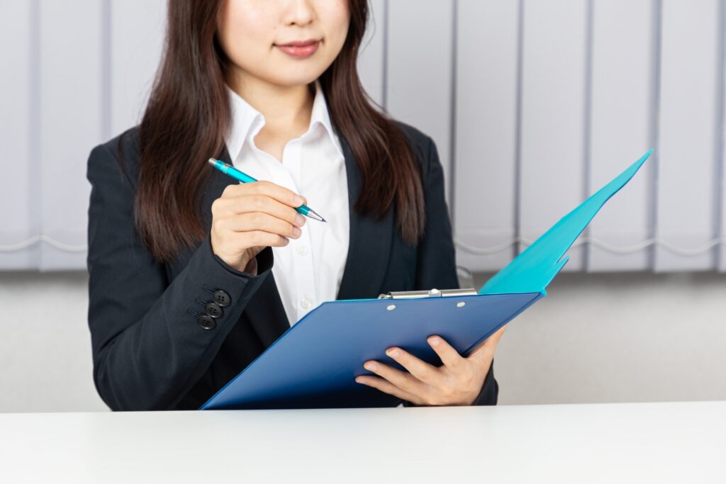 バインダーを持つ相談員