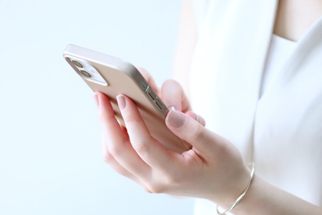 スマホを操作する女性の画像