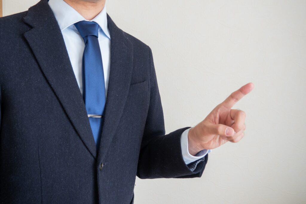 ポイントと指でさしている男性の画像