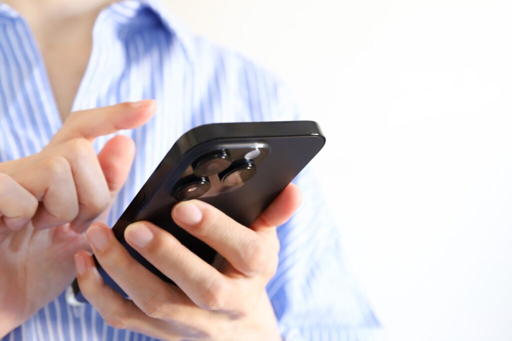 スマートフォンを使う手元の画像