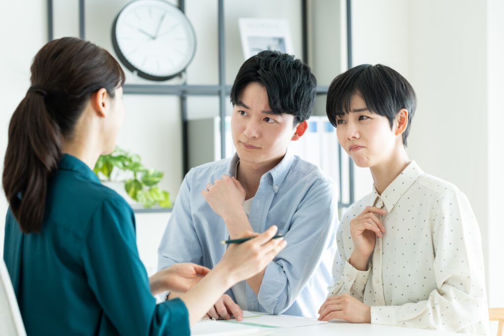 ファイナンシャルプランナーから相談を受けている夫婦の様子の画像