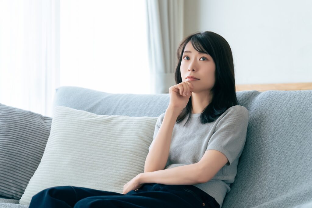 ソファに座っている女性の画像