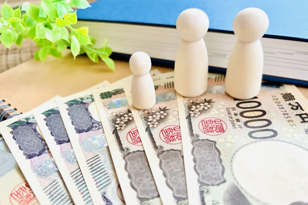 お金と家族を表す人形の写真