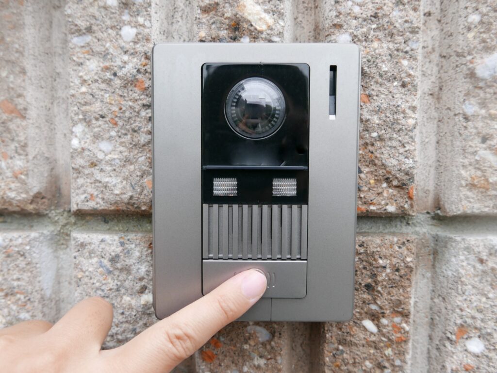 インターホンを押す指の画像