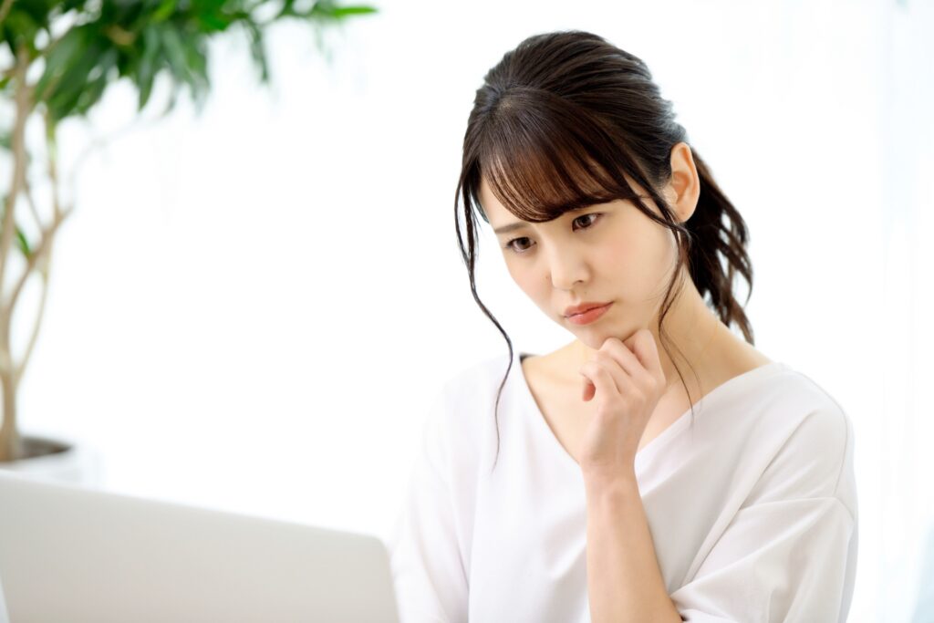 悩む女性の画像