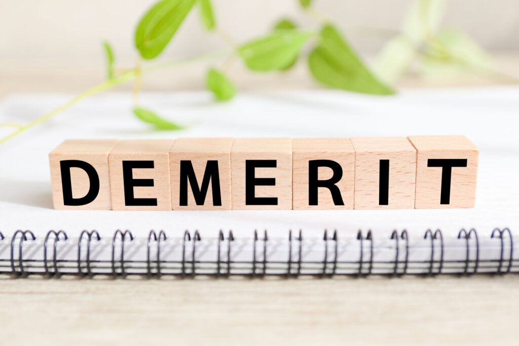 DEMERITと書かれているブロックの画像