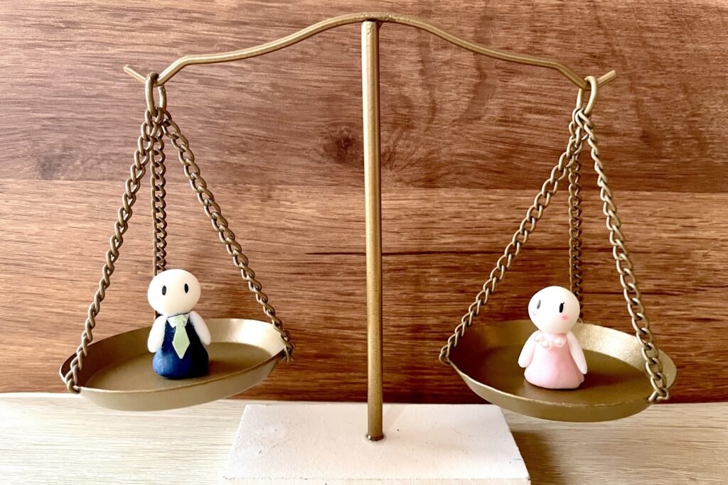 男性と女性を天秤にかけるイメージ画像

