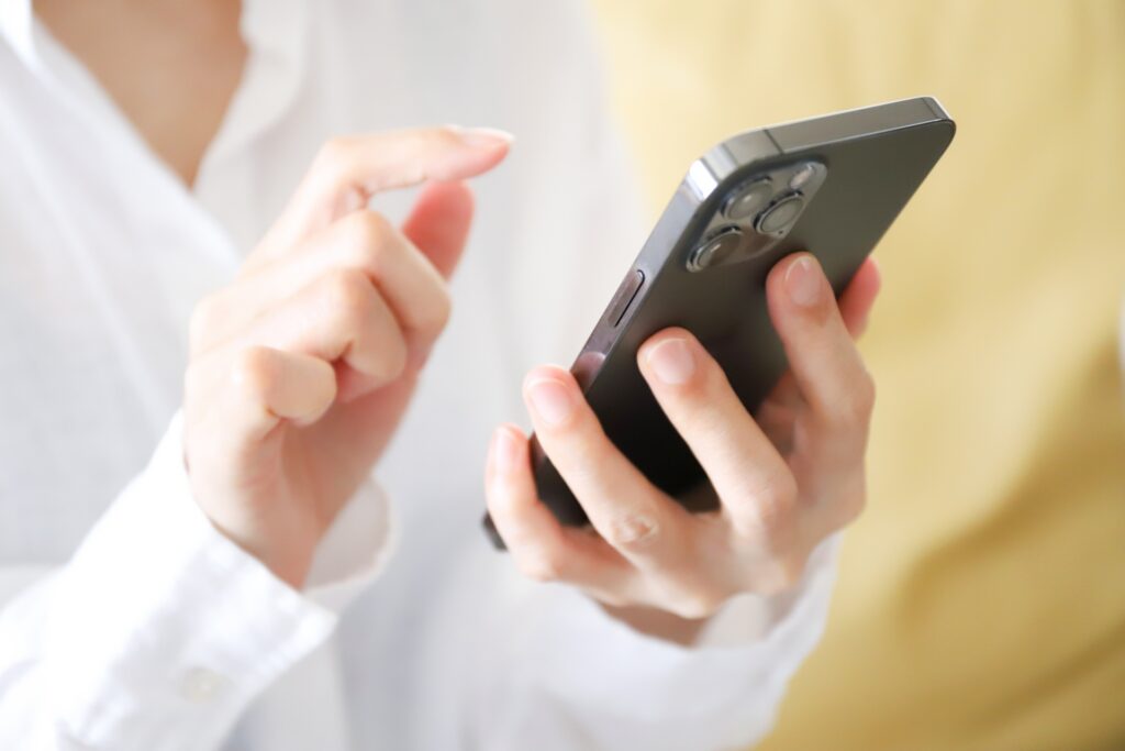 スマホを操作する手元の画像