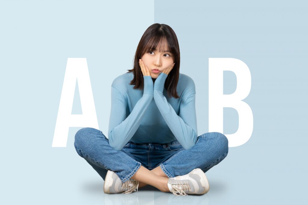 AかBか、どちらか考える女性の画像
