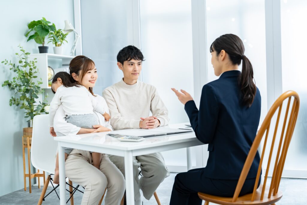 家族に説明をする女性の画像