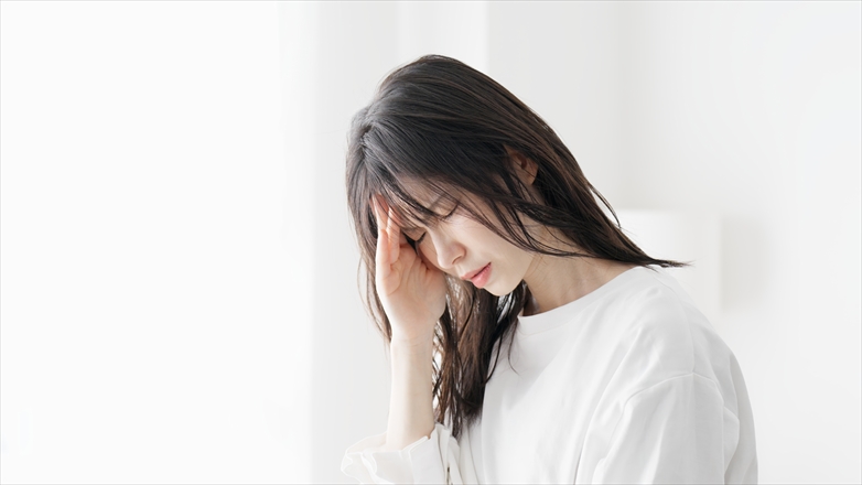 悩む女性の画像