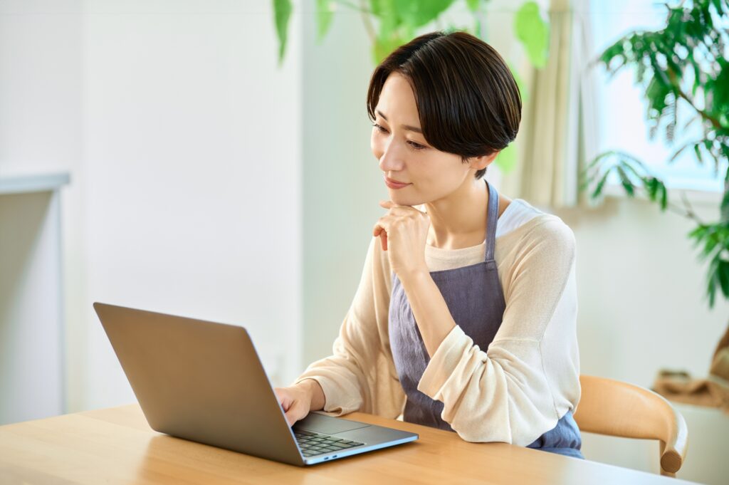 パソコンを使う主婦の画像