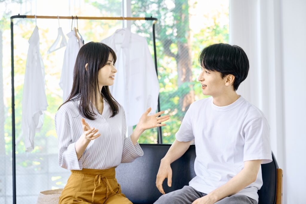 夫婦が会話している様子の画像

