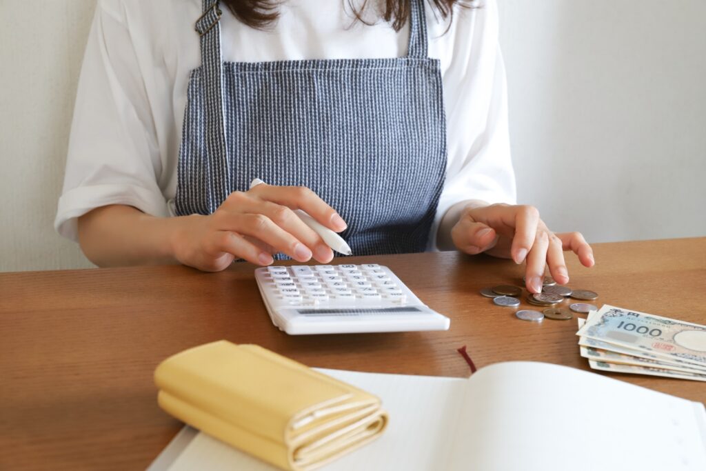 お金を管理する女性の画像