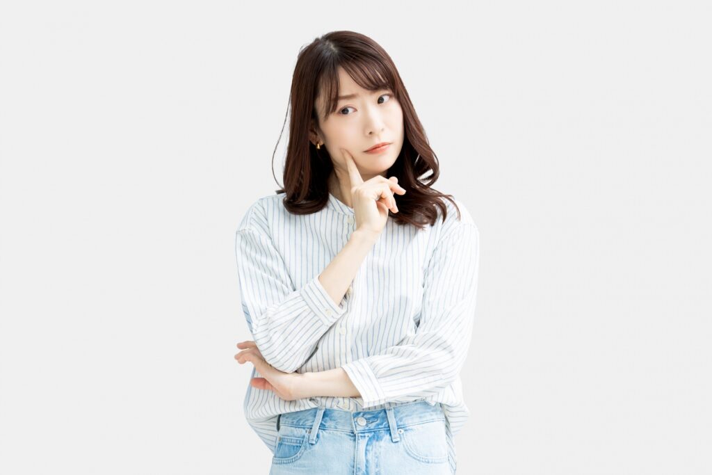 考えごとをする女性の画像