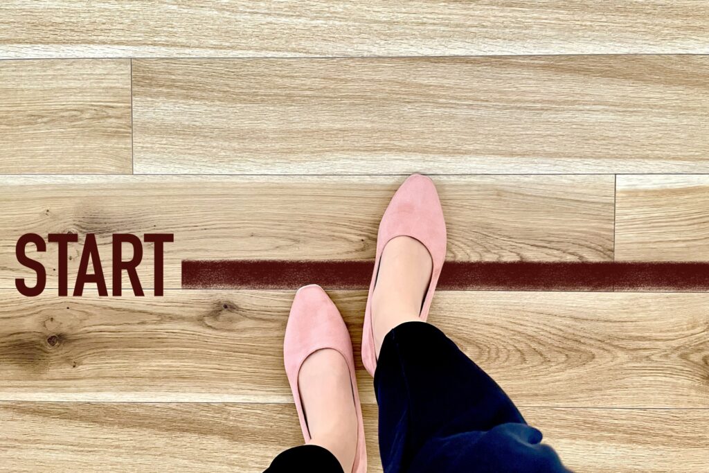 一歩踏み出す女性の画像