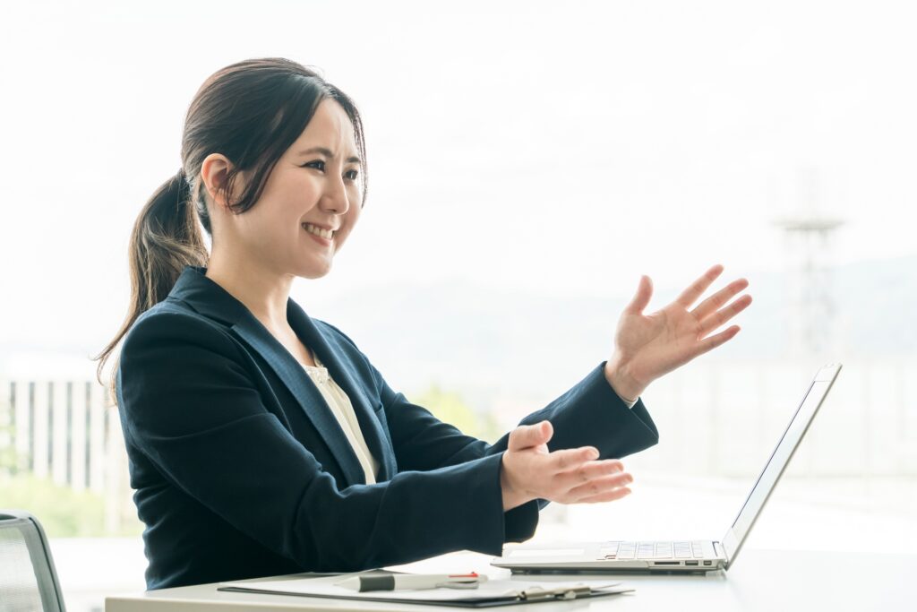 打ち合わせ・提案するビジネスウーマンの画像