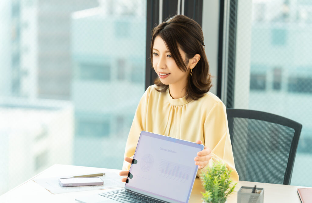 笑顔で対話をする女性・ビジネスウーマンの画像