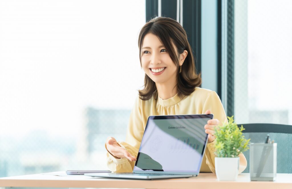 笑顔で対話をする女性の画像