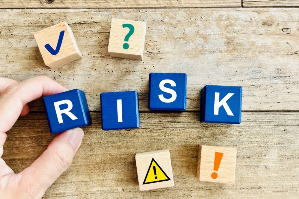 リスクと書かれたブロックを持っている画像