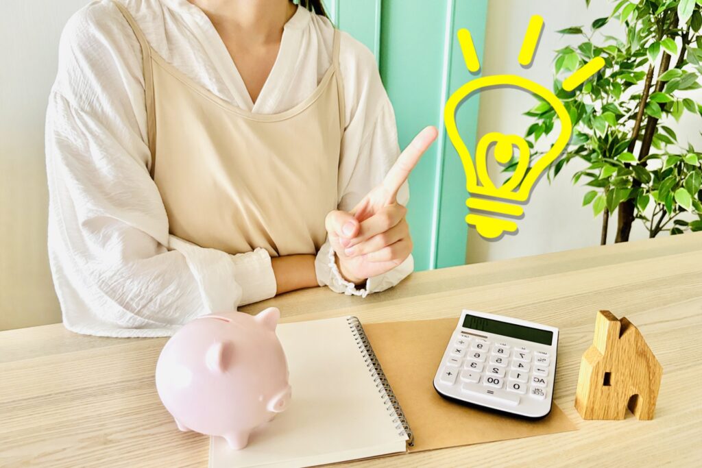 指を指している女性の画像