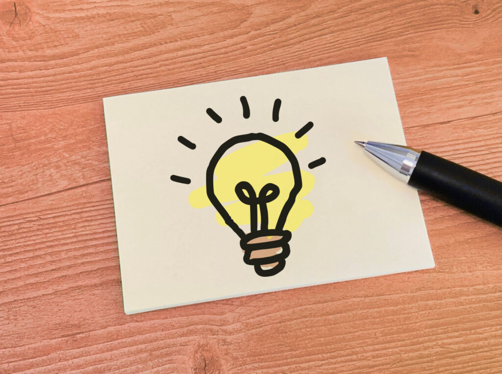 木目調の机の上に置かれた豆電球の絵
の画像