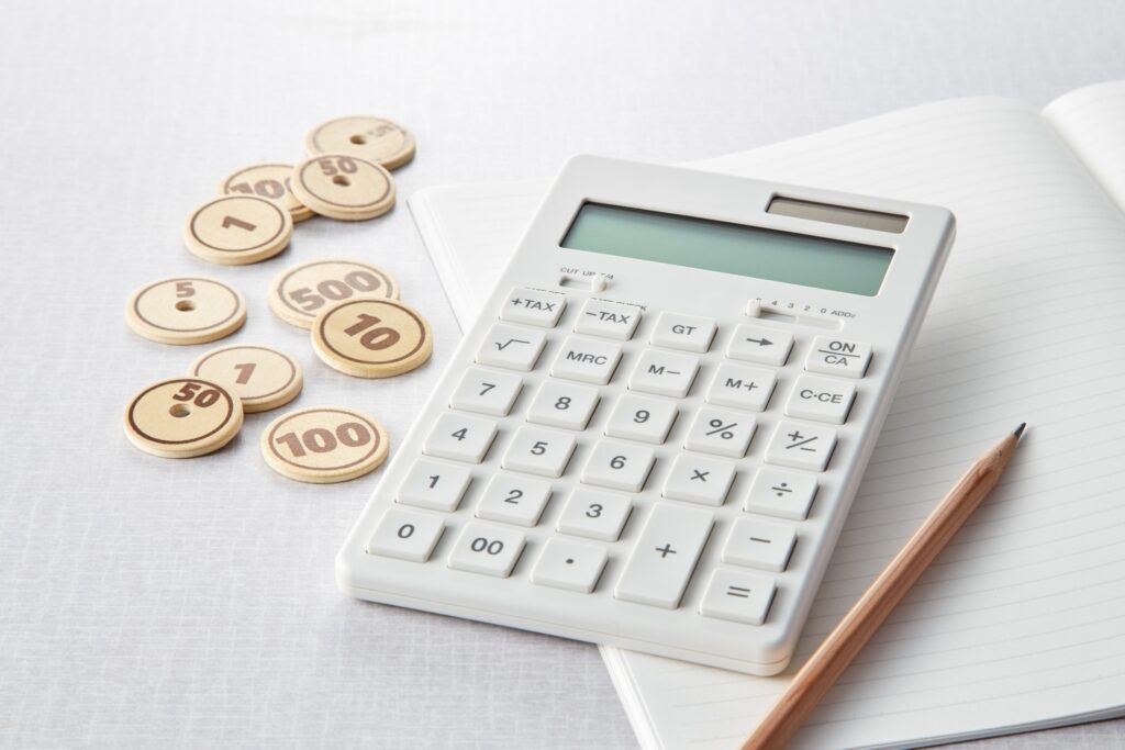 ノートとえんぴつと電卓の画像